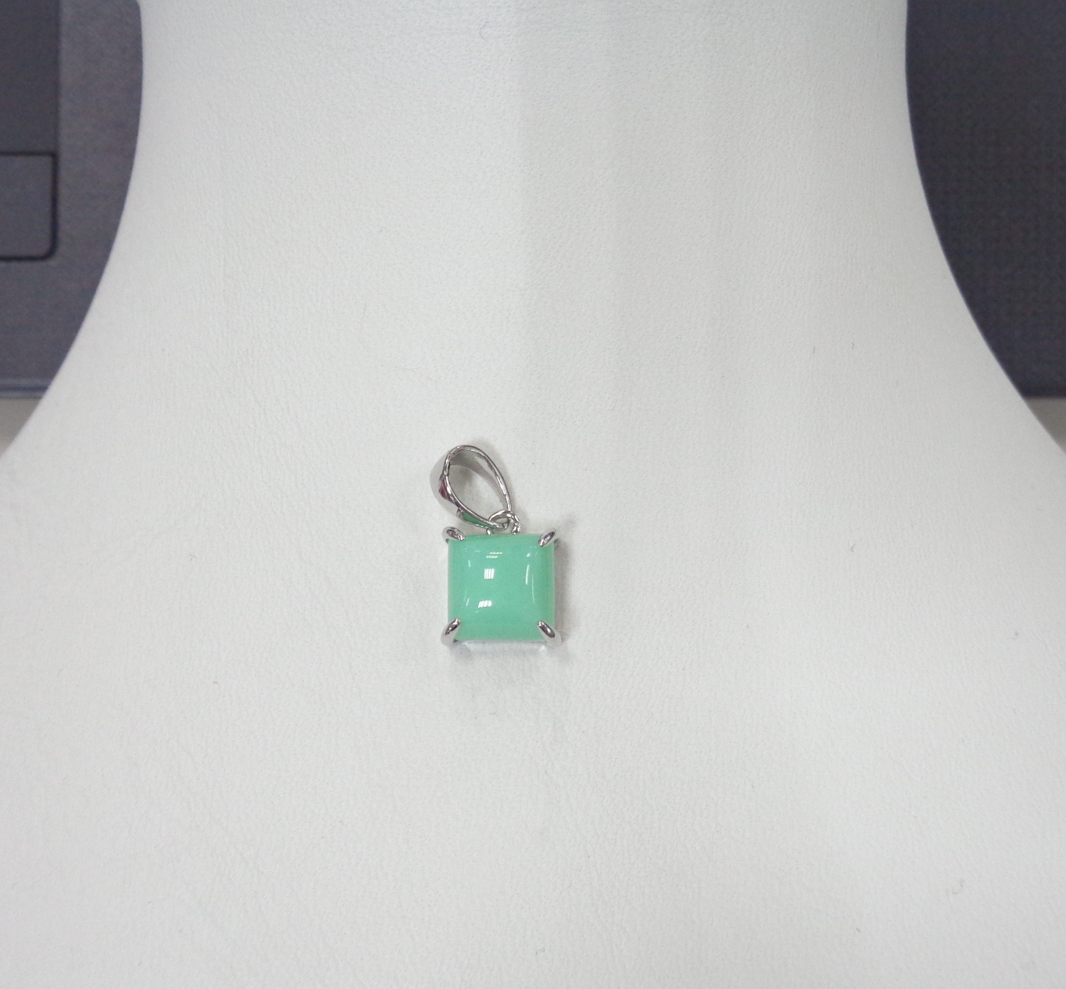 Серебряная подвеска с зеленым халцедоном